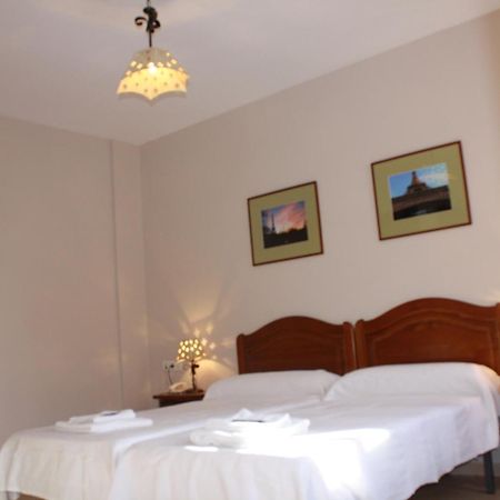 Hostal Carlos 2 Ла-Лінеа-де-ла-Консепсьйон Екстер'єр фото
