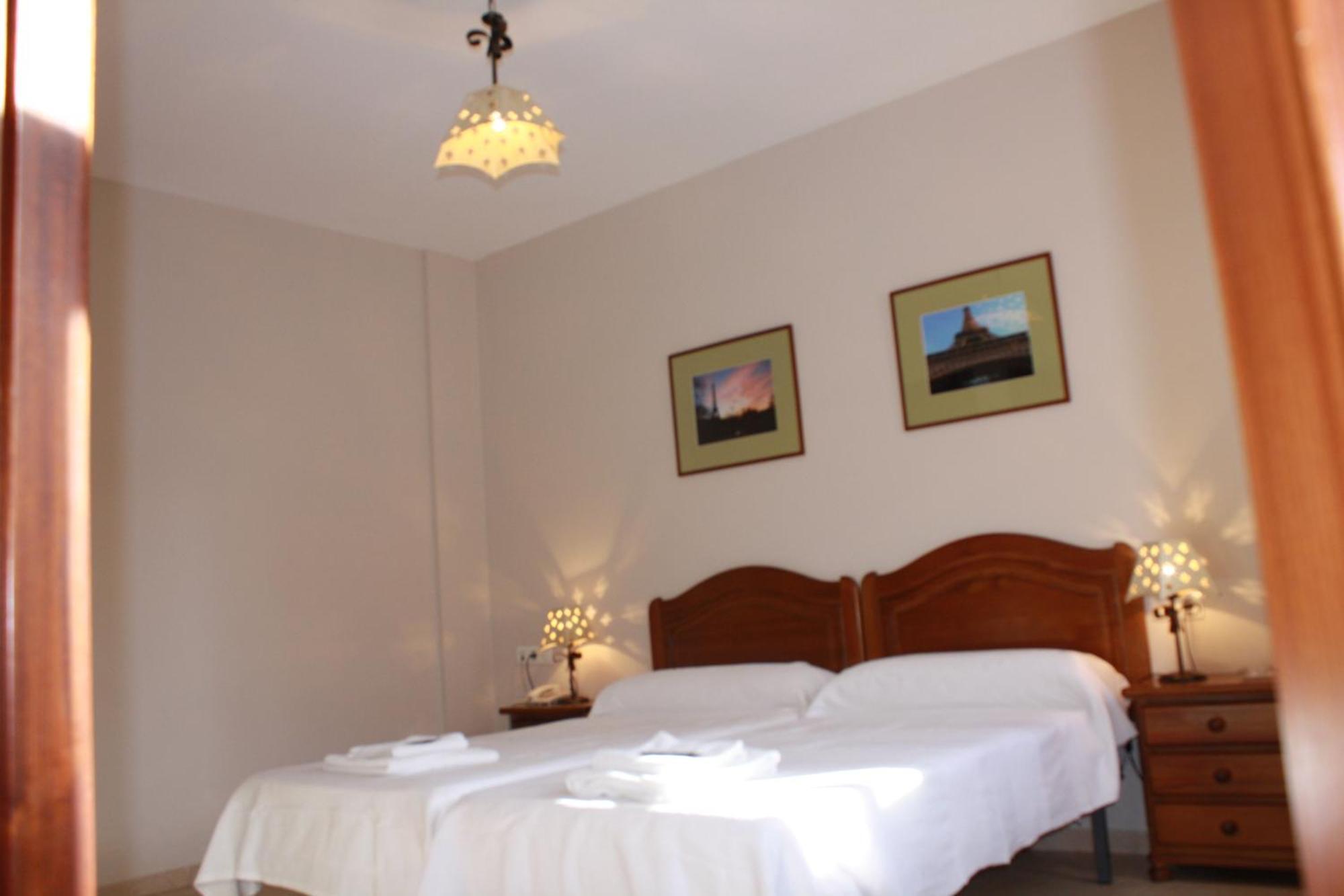 Hostal Carlos 2 Ла-Лінеа-де-ла-Консепсьйон Екстер'єр фото