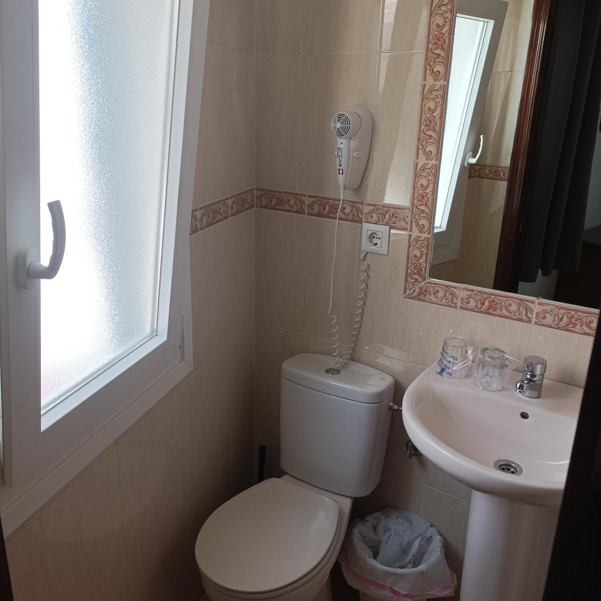 Hostal Carlos 2 Ла-Лінеа-де-ла-Консепсьйон Екстер'єр фото
