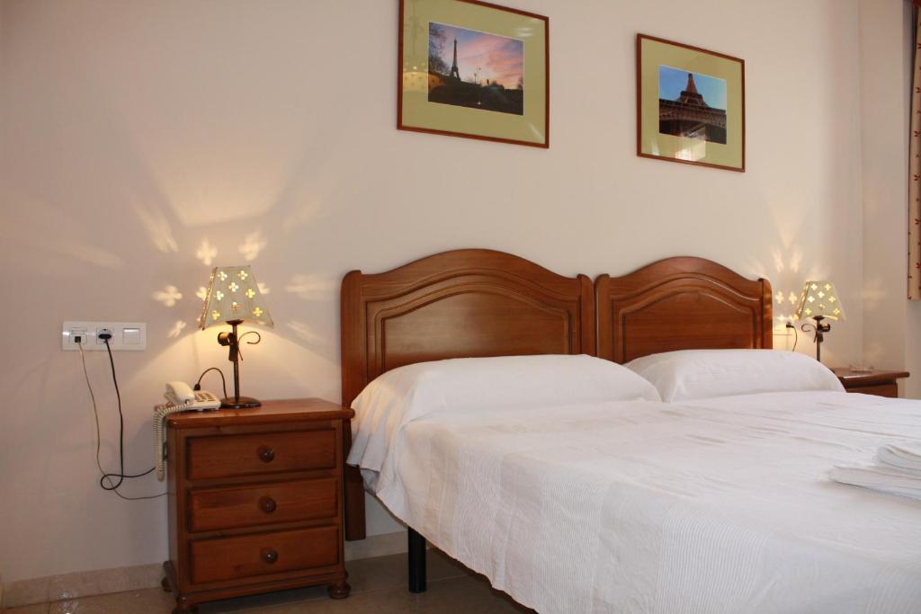 Hostal Carlos 2 Ла-Лінеа-де-ла-Консепсьйон Екстер'єр фото
