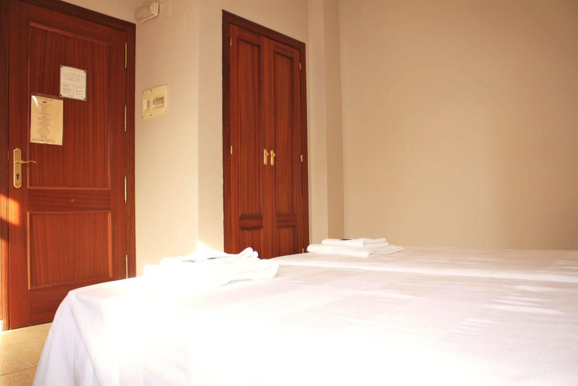 Hostal Carlos 2 Ла-Лінеа-де-ла-Консепсьйон Екстер'єр фото