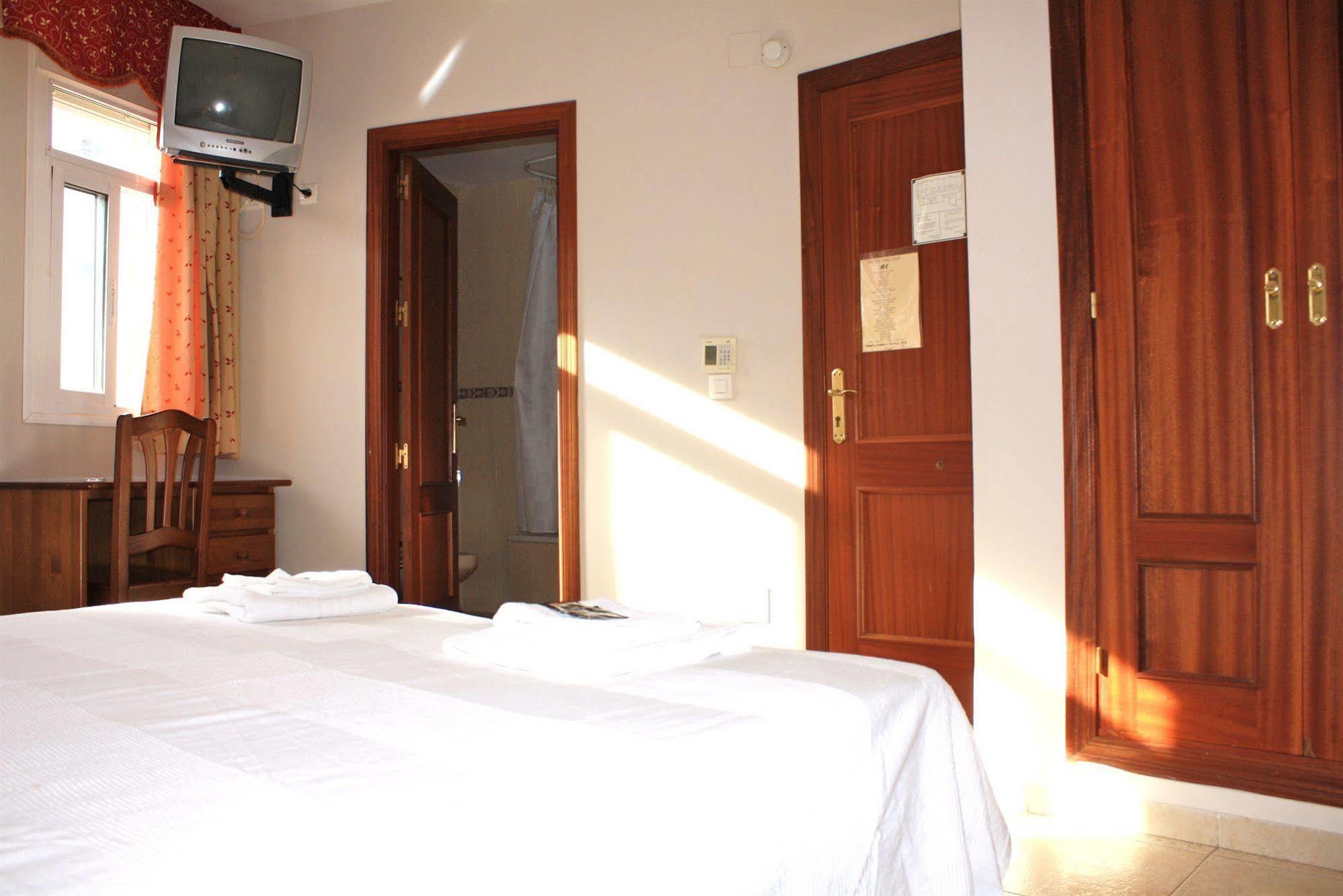 Hostal Carlos 2 Ла-Лінеа-де-ла-Консепсьйон Екстер'єр фото
